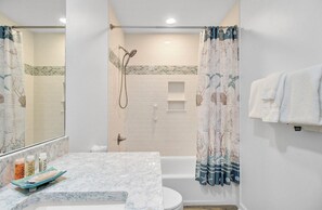 Ensemble douche/baignoire, sĂšche-cheveux, serviettes fournies