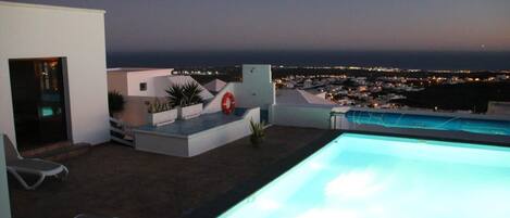 Utendørsbasseng og et oppvarmet basseng