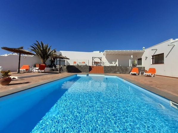 Una piscina al aire libre, una piscina climatizada