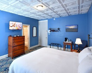 Single Room, 1 King Bed | Individually furnished, blackout drapes, iron/ironing board, free WiFi