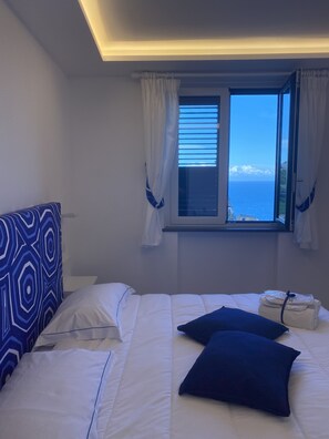Habitación Deluxe doble, balcón, vistas al mar | Minibar, escritorio, sistema de insonorización y wifi gratis