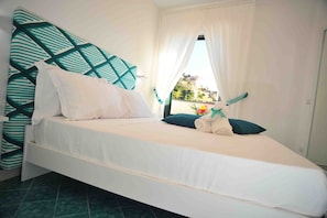 Habitación Deluxe doble, balcón, vistas al mar | Minibar, escritorio, sistema de insonorización y wifi gratis