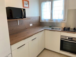 Een koelkast, een microgolfoven, een oven, een kookplaat