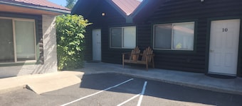 Studio 1 King Bed, Full Bath, Full Kitchen 10 Minutes from West Glacier Park!
