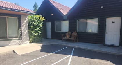 Studio 1 King Bed, Full Bath, Full Kitchen 10 Minutes from West Glacier Park!