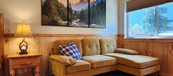 Studio 1 King Bed, Full Bath, Full Kitchen 10 Minutes from West Glacier Park!