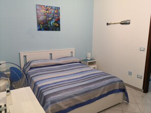 2 bedrooms, iron/ironing board, bed sheets, wheelchair access