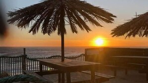 A beach scene with a wooden bench and a rope barrier. - Beach House - Between Porto, Braga and Viana do Castelo (Esposende)
