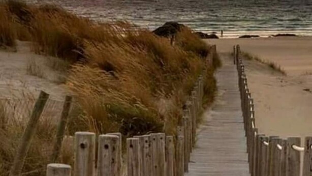 A wooden boardwalk leading to the beach with ocean views. - Beach House - Between Porto, Braga and Viana do Castelo (Esposende)