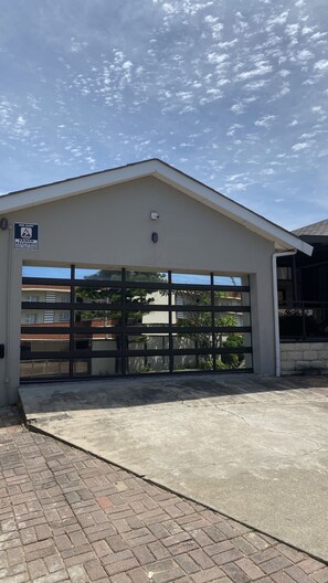 Property grounds - Quite, secure ,  private accommodation. Close to beach front and amenities (Baysville)