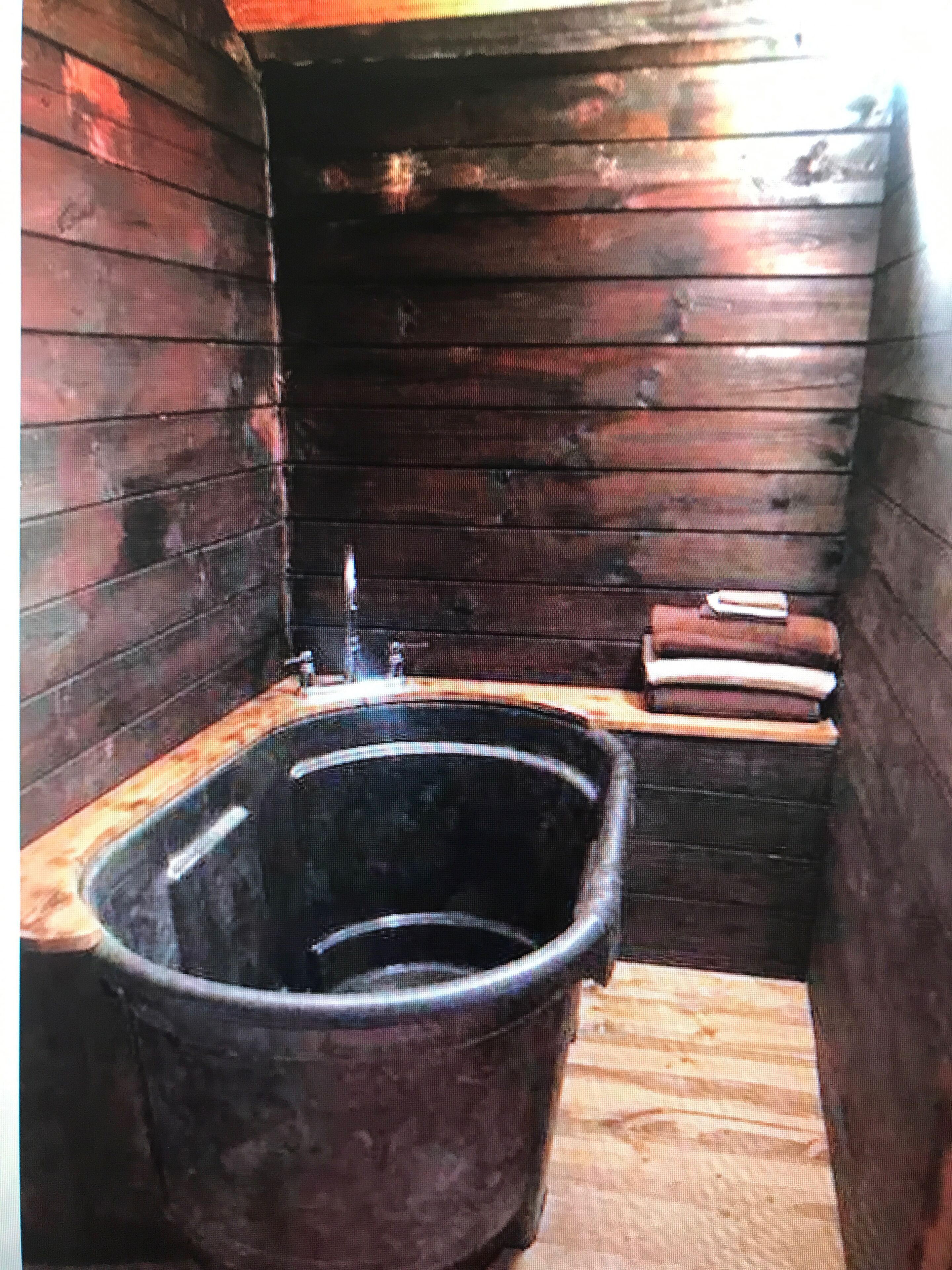Bathtub, toilet paper