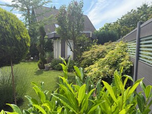 A garden with a house, a fence, and a variety of plants. - A Romantic Getaway in the Harz Mountains: A Little Bit of Happiness Near Goslar (Goslar)
