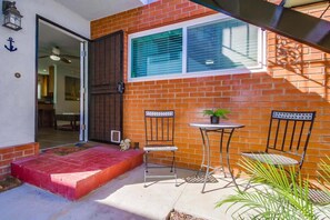 Outdoor dining - Baywatch Retreat, enjoy beautiful Mission Bay! (San Diego)
