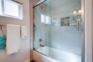 Combined shower/bathtub, hair dryer, towels, shampoo - Baywatch Retreat, enjoy beautiful Mission Bay! (San Diego)