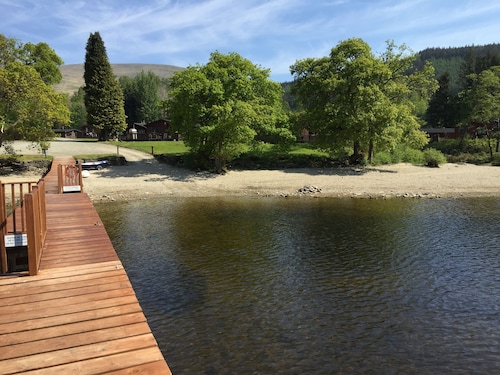Lomond Lodge 20, ylellinen hirsimökki Loch Lomondin rannoilla
