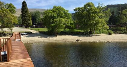 Lomond Lodge 20, ylellinen hirsimökki Loch Lomondin rannoilla