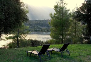 Property grounds - Holiday cottage with shared swimming pool and lake view in the countryside. (Tzanata)