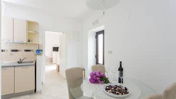 Apartment (Two Bedroom Apartment with Terrace) | Dining room