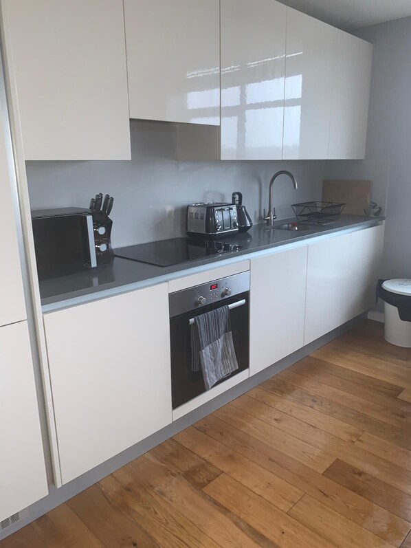 Microwave, dishwasher, cookware/dishes/utensils