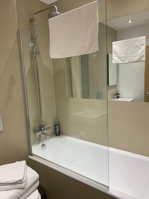 Combined shower/bathtub, hair dryer, towels - Modern, new build apartment (Croydon)