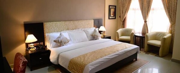 Room | In-room safe, desk, free WiFi