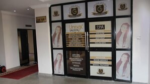 Zona de recepción con logotipos y letreros enmarcados para UniseX Salon, SPA y otros servicios.