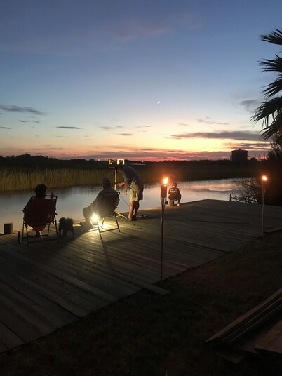 3 BEDROOM, 2 BATH ROUND HOUSE ON THE BAY AND BAYOU SLEEPS 13