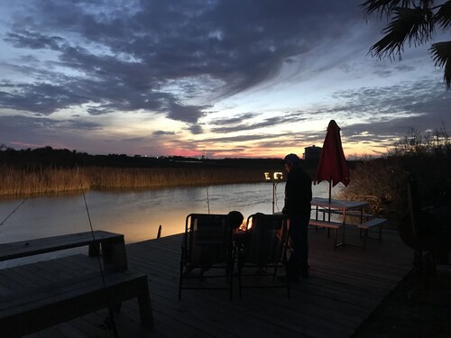 3 BEDROOM, 2 BATH ROUND HOUSE ON THE BAY AND BAYOU SLEEPS 13