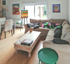 Télévision, cheminée, lecteur de DVD