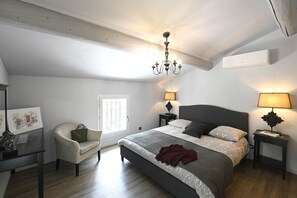 4 habitaciones, escritorio y tabla de planchar con plancha 