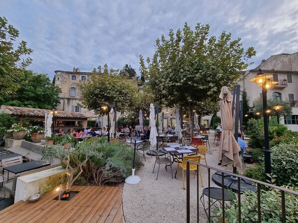 Outdoor dining - Holidays in the heart of Provence in peace with a view of the little Luberon (Robion)