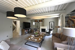 Smart TV, DVD player, ping pong, books - Holidays in the heart of Provence in peace with a view of the little Luberon (Robion)