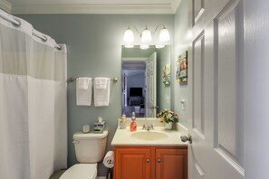 Tina con regadera, secadora de cabello, toallas, jabón 