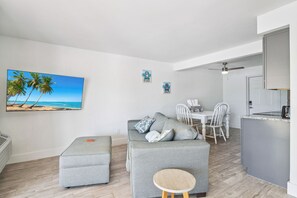Svit Deluxe (Second Floor Only) | Vardagsrum | 50-tums platt-tv med kabelkanaler och tv