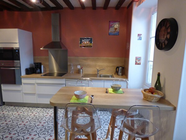 Réfrigérateur, four à micro-ondes, un four, surface de cuisson