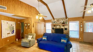 Televisión, chimenea y estéreo