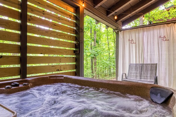 Outdoor spa tub
