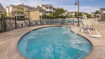 En swimmingpool med en skylt som förbjuder dykning och en markering som visar att djupet är 3 fot.