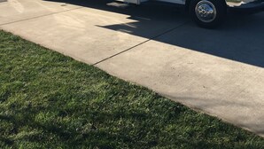 Ein weißer Wohnmobil mit überdachtem Wohnbereich, einer Schiebetür und einem seitlichen Tritt.