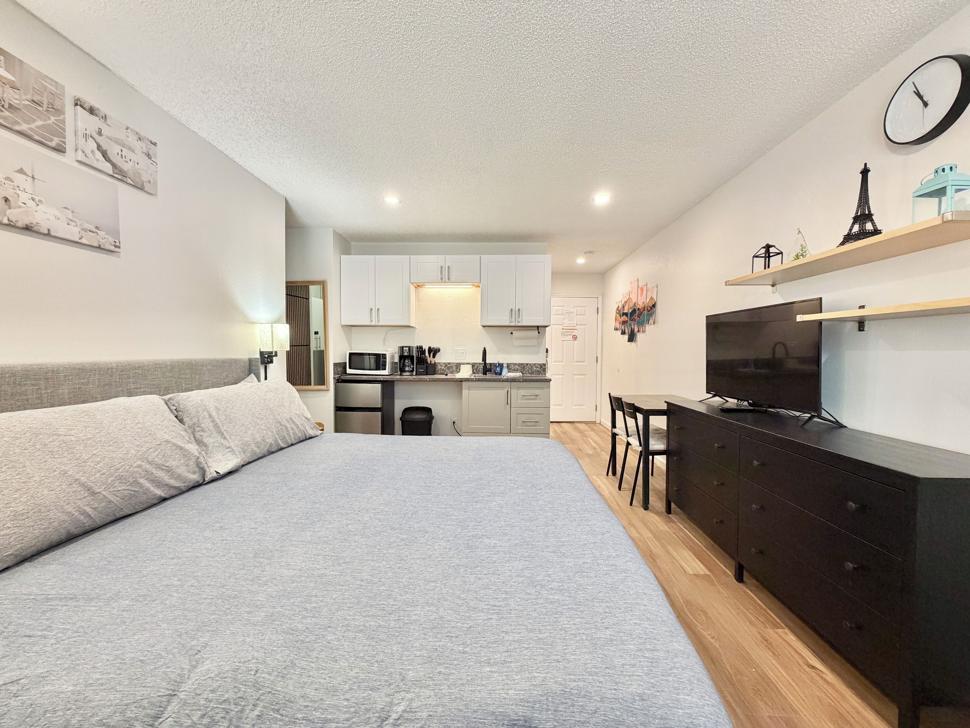 Schreibtisch, Bügeleisen/Bügelbrett, kostenloses WLAN, Bettwäsche