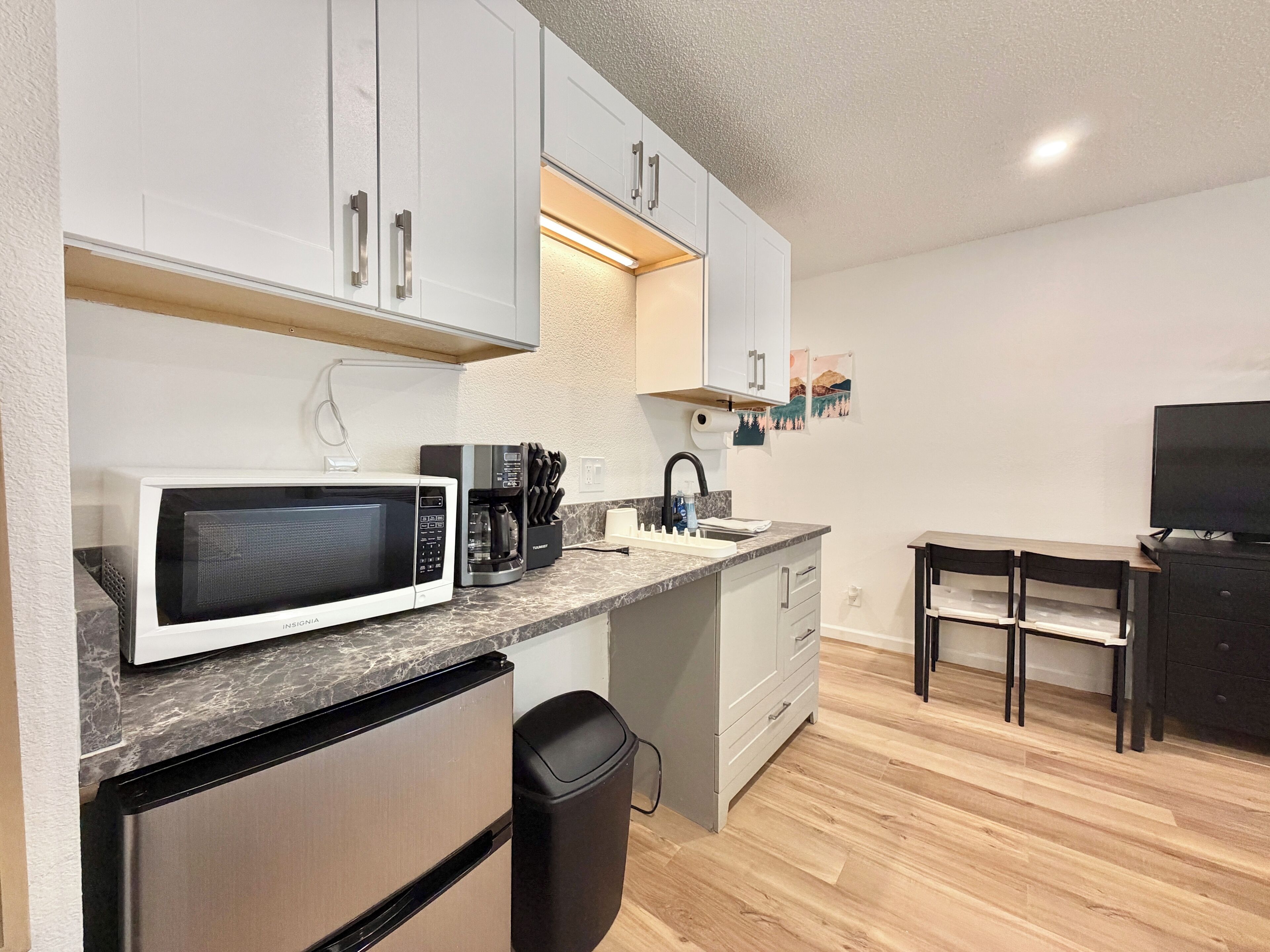 Coffee/tea maker, fridge, microwave, stovetop