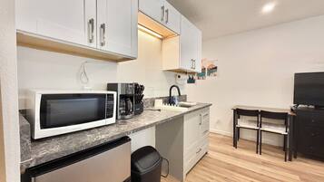 Coffee/tea maker, fridge, microwave, stovetop