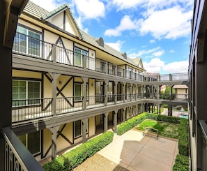 Property grounds - Charming Resort in Breathtaking Solvang! (Solvang)