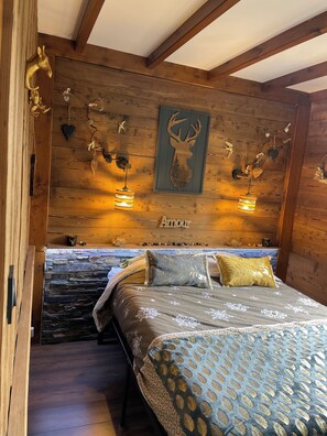 2 عدّة غرف نوم ومكواة/لوح كي وملاءات أسرّة