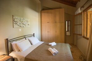 Ein Schlafzimmer mit einem Bett, einem Holzschrank und einem Bild an der Wand.