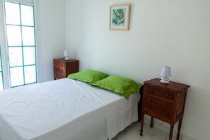 Bügeleisen/Bügelbrett, Reisekinderbett, kostenloses WLAN, Bettwäsche
