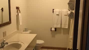 Basic Double Room | Bathroom | Towels