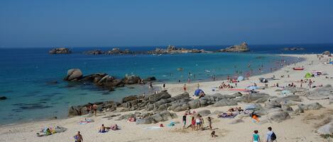 Plage, chaises longues, serviettes de plage