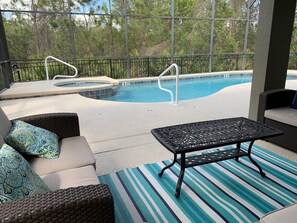 Una piscina al aire libre, una piscina climatizada