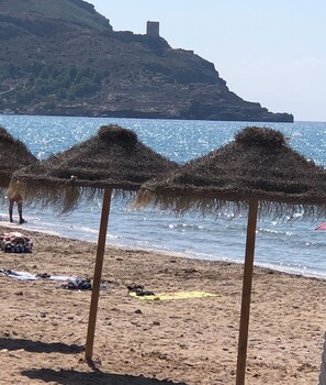 Sulla spiaggia, lettini da mare, teli da spiaggia